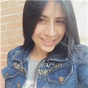 Entrenadora deportiva imparte clases a todos los niños, adolescentes y adultos